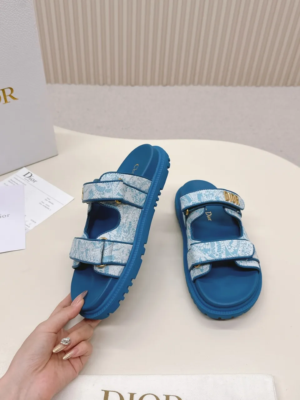 👟👟Ex-factory price 460👟👟 This black sheepskin DiorAct sandal is fashionable. Paired with an insole that fits the shape of your foot, it's made of exceptionally lightweight and comfortable leather. The upper straps feature a Velcro closure and feature a gold-finish metal "DIOR" logo. Can be matched with various styles to show modern style. Gold-finish metal "DIOR" logo Two adjustable Velcro straps Leather insole that fits the shape of your foot Soft and lightweight texture EVA sole decorated with Christian Dior's lucky star symbol Made in Italy Size 35--42 (Customized sizes 41 and 42 are non-refundable)
